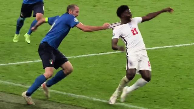1701287838662023143.jpg Giorgio-Chiellini-grabbing-Bukayo-Saka-by-his-collar-and-bringing-him-down-at-Wembley.jpg